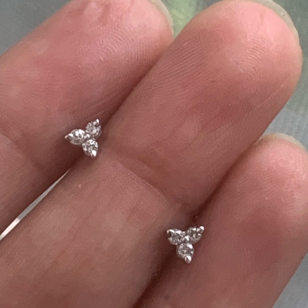 10k White Gold Diamond Pyramid Shape Earrings